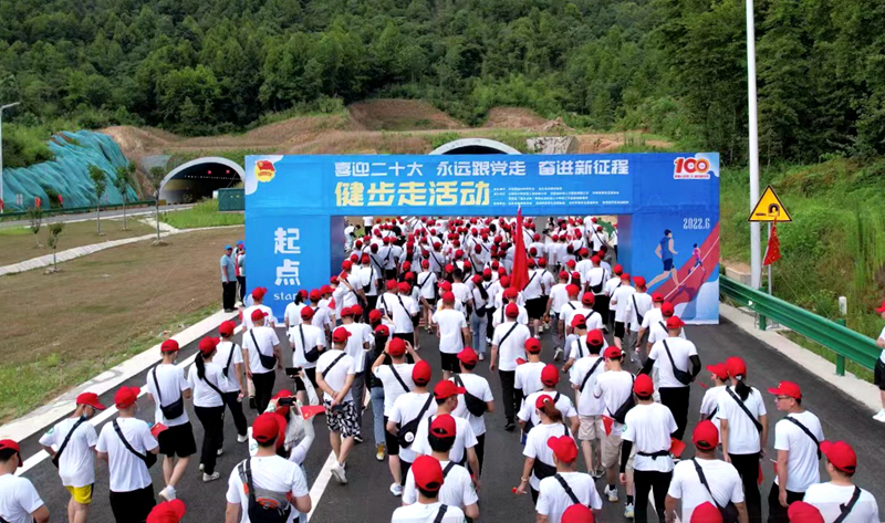 池州市團(tuán)委“喜迎二十大、奮進(jìn)新征程、永遠(yuǎn)跟黨走”健步走活動在公司G318項(xiàng)目舉行6