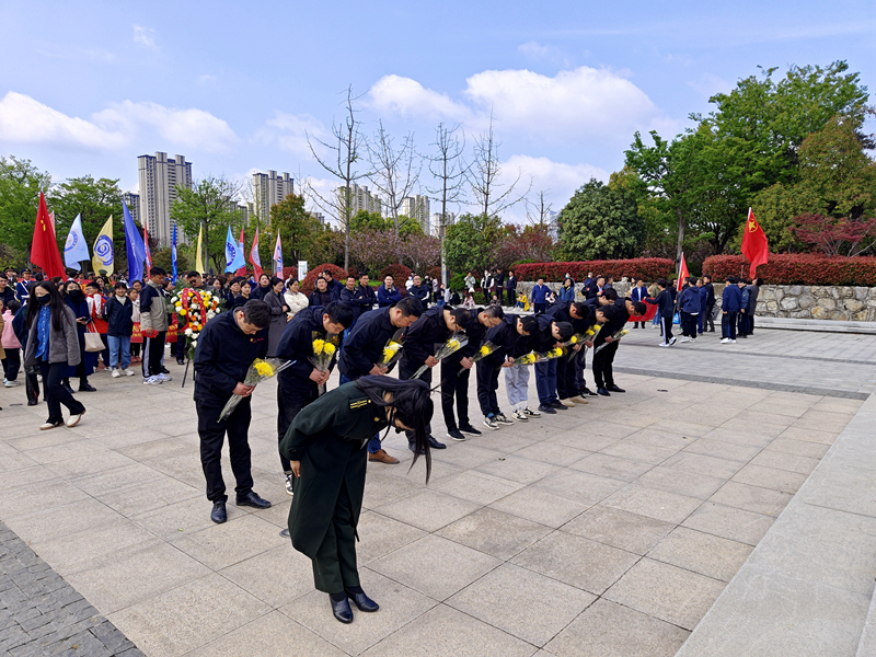 道路合周高速04標(biāo)黨支部聯(lián)合阜南項目到阜陽市和平公園革命烈士紀(jì)念館開展“祭先烈 學(xué)黨史 悟思想 建新功”活動